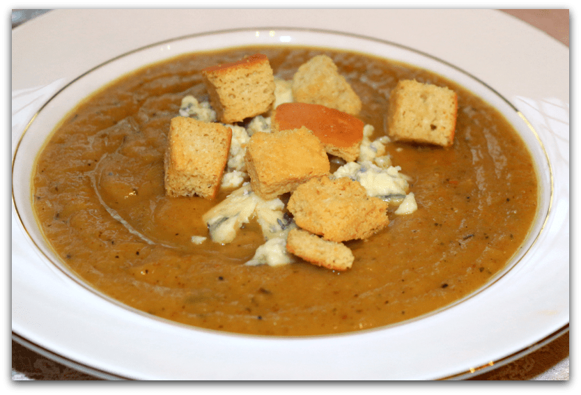 Parsnip soup with croutons